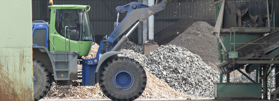Radlader beschickt die Aufbereitungsanlage für Nichteisenmetalle im Werk Kematen an der Ybbs